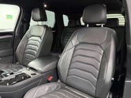 Volkswagen Touareg 3.0 TDI V6 R-Line SUV 5dr Diesel Tiptronic 4Motion Euro 6 (s/s) (286 ps) 6