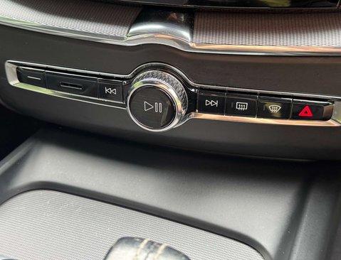 Volvo XC60 2.0 XC60 R-Design B5 MHEV Auto 5dr 31
