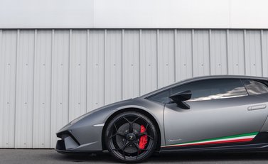 Lamborghini Huracan LP640-4 Performante 23
