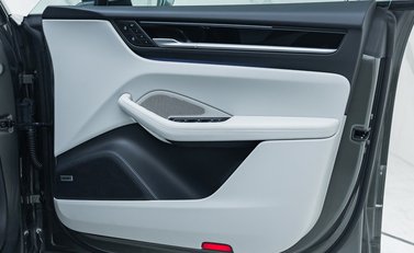 Porsche Macan 4 Electric 29