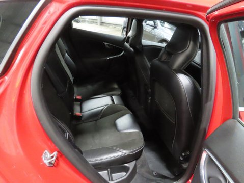 Volvo V40 2.0 D2 R-Design Euro 6 (s/s) 5dr 9