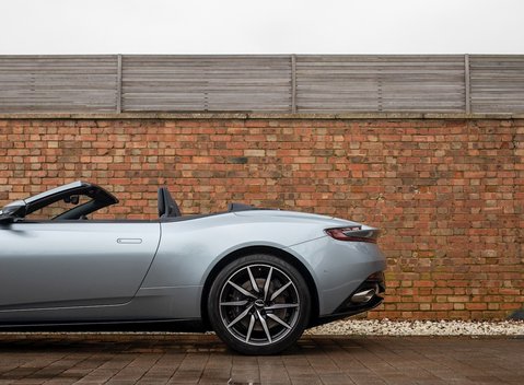 Aston Martin DB11 Volante 26