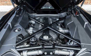 Lamborghini Aventador S LP740-4 Roadster 30