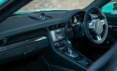 Porsche 911 (991) Carrera GTS 16