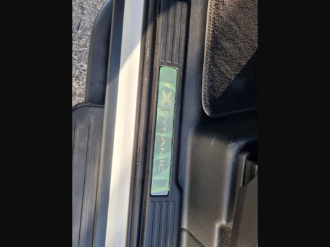 Land Rover Defender X-DYNAMIC HSE MHEV 18