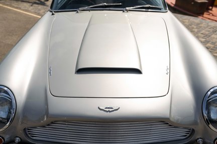 Aston Martin DB6 7