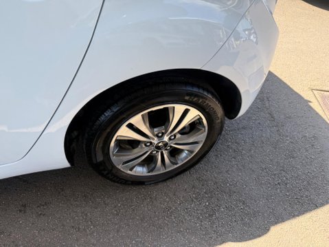 Kia Venga 1.4 EcoDynamics SR7 Euro 5 (s/s) 5dr 26