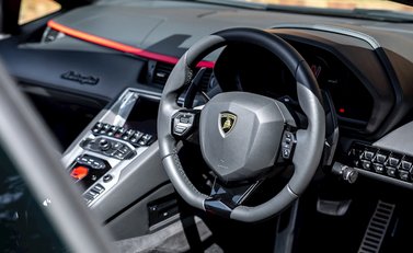 Lamborghini Aventador S LP740-4 Roadster 15