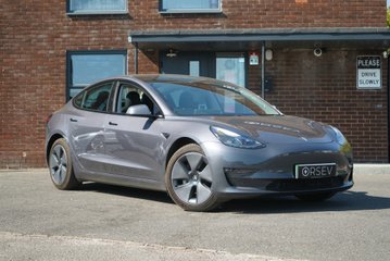 Tesla Model 3 LONG RANGE AWD Ryzen GROK AI Pano Roof Heat Pump Adaptive LEDs VAT Q