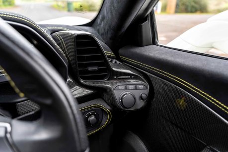 Ferrari 458 Speciale FULL FSH. CARBON FIBRE INT/EXT. CARBON ENGINE BAY. LIFT. CRUISE CONTROL. 23