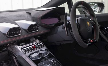 Lamborghini Huracan LP640-4 Performante 15