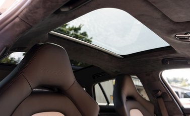 Porsche Panamera Turbo Sport Turismo 17