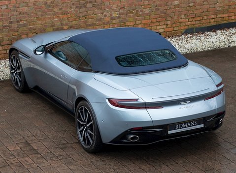 Aston Martin DB11 Volante 10