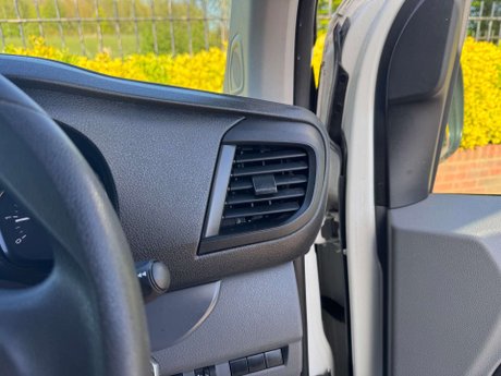 Vauxhall Vivaro 2.0 Vivaro 3100 Dynamic S/S 28