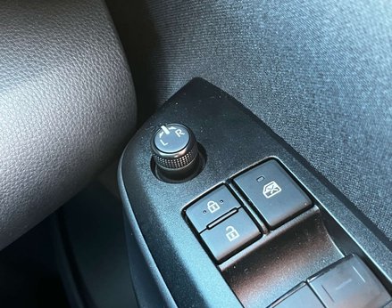 Toyota Yaris 1.5 Yaris Design HEV CVT 5dr 61