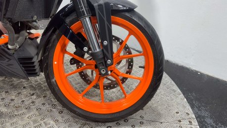 KTM 390 DUKE 2014 FULL HISTORY ONLY 5K VERY CLEAN A2 READY NAKED BIKE 390CC 15