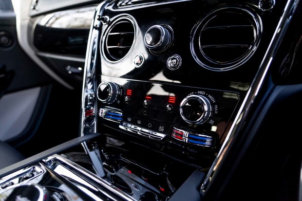 Rolls-Royce Cullinan V12. DYNAMIC PACKAGE. ACTIVE CRUISE. SHOOTING STAR HEADLINER. HUD 4