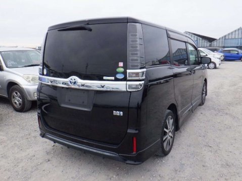 Toyota Voxy Hybrid 4