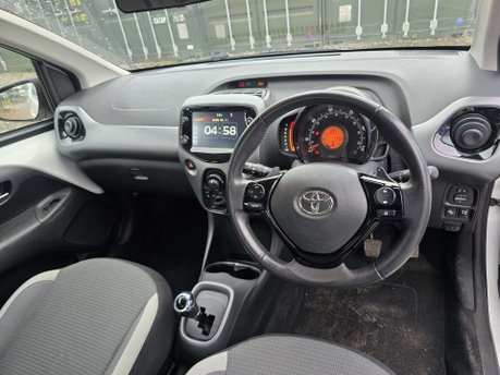 Toyota Aygo 1.0 VVT-i x-play Hatchback 5dr Petrol x-shift Euro 6 (Safety Sense) (71 ps) 6