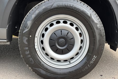 Volkswagen Crafter CR35 L3 H2 140 ps Tdi DSG Trendline Panel Van 29