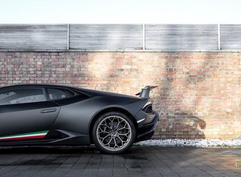 Lamborghini Huracan LP640-4 Performante 21