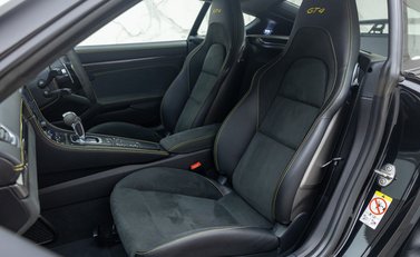 Porsche Cayman GT4 (718) 19