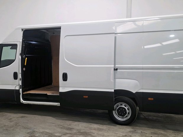 Iveco Daily Daily 35C14 Diesel 2.3 High Roof Business Van 4100L WB Hi-Matic 5
