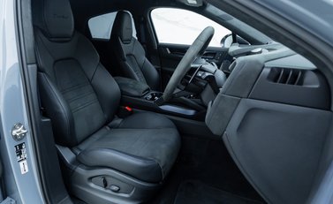 Porsche Cayenne TURBO E-HYBRID Coupe with GT Package 14