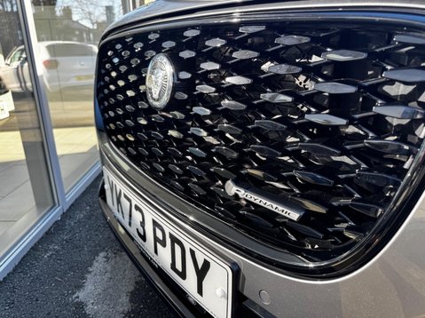 Jaguar F-Pace R-DYNAMIC HSE BLACK 43