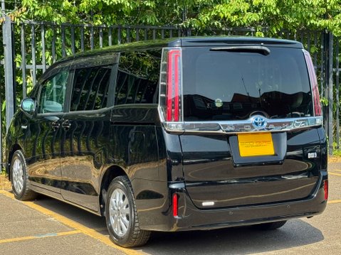 Toyota Noah Hybrid G 7
