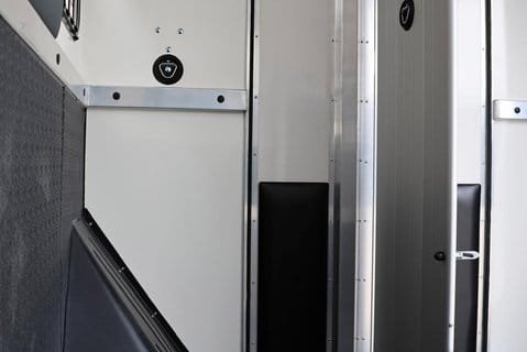 Renault Master DEMO MODEL 3.5 TON ADVANCE 150 AUTO STALLION BUILD SEEKER HORSEBOX REAR BED 23