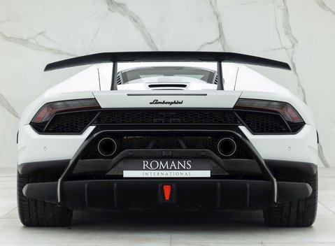 Lamborghini Huracan LP640-4 Performante 5