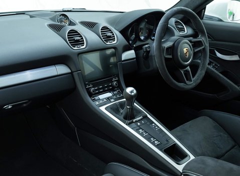 Porsche Cayman GT4 (718) 13