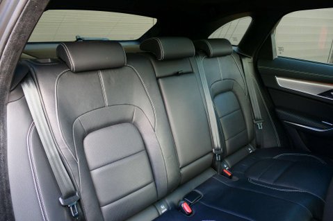 Jaguar F-Pace 2.0 F-PACE R-Dynamic S D MHEV AWD Auto 4WD 5dr 5