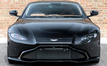 Aston Martin V8 Vantage 4