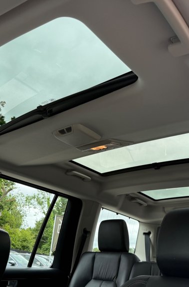 Land Rover Discovery SDV6 HSE - TWO OWNERS - 10 SERVICES - CAMBELT - TOWBAR 