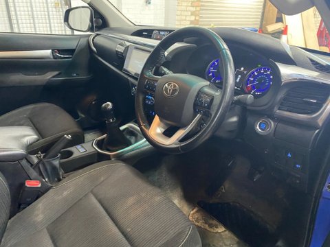 Toyota Hilux INVINCIBLE 4WD D-4D DCB 10