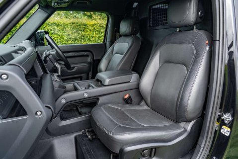Land Rover Defender D300 X-Dynamic HSE Hard Top 9