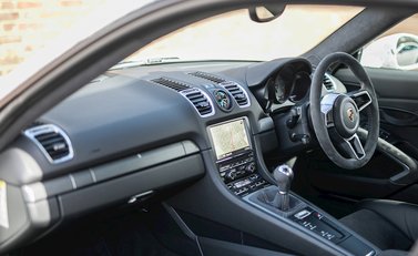 Porsche Cayman GT4 14