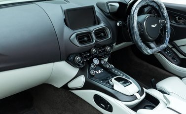 Aston Martin V12 Vantage Roadster 14