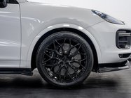 Porsche Cayenne 4.0T V8 GPF Turbo SUV 5dr Petrol TiptronicS 4WD Euro 6 (s/s) (550 ps) 15