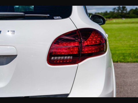 Porsche Cayenne GTS 12