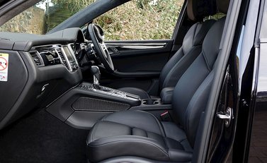 Porsche Macan Turbo 8