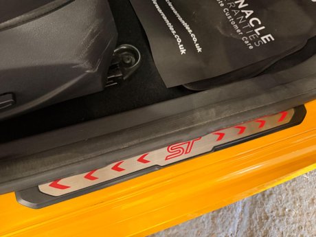 Ford Focus 2.0T EcoBoost ST-3 Euro 5 (s/s) 5dr 37