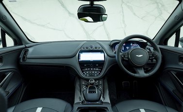 Aston Martin DBX 707 17