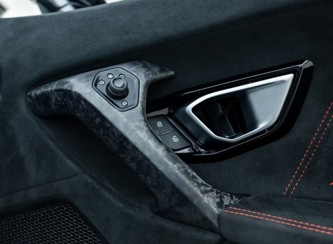 Lamborghini Huracan Spyder LP640-4 Performante 29