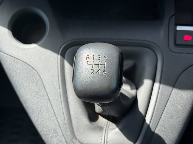 Peugeot Partner SWB L1H1 Low Roof Professional Air Con EURO 6 33