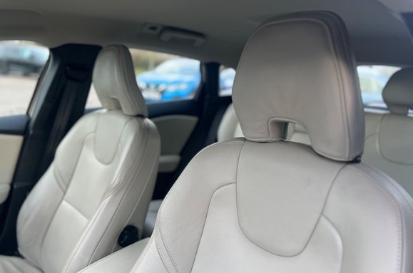 Volvo V40 2.0 T3 INSCRIPTION 27