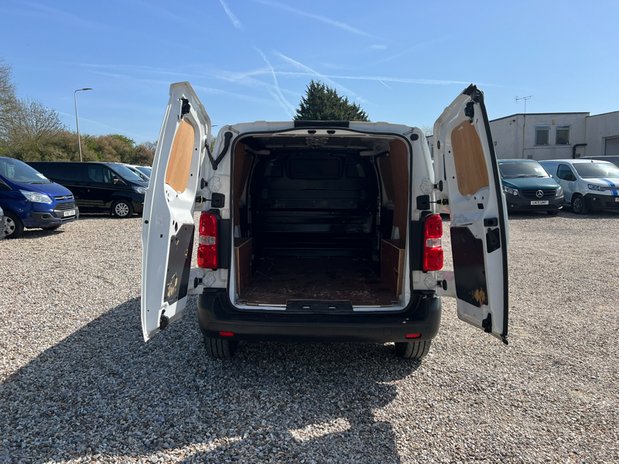 Vauxhall Vivaro SWB L1H1 Low Roof Dynamic 2900 Air Con Sensors Euro 6 NO VAT 11