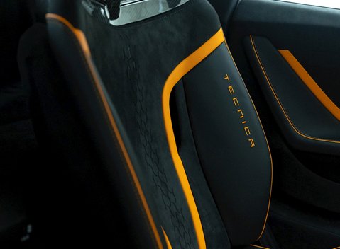 Lamborghini Huracan LP640-2 Tecnica 12